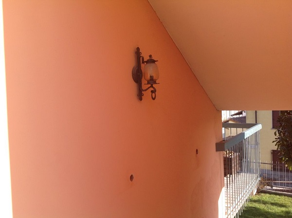 Isolamento casa. Insufflaggio muri perimetrali. Bellinzago Novarere, Novara.