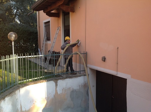 Isolamento casa. Insufflaggio muri perimetrali. Bellinzago Novarere, Novara.