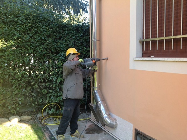 Isolamento casa. Insufflaggio muri perimetrali. Bellinzago Novarere, Novara.