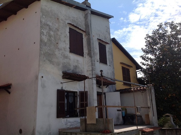 Isolamento casa. Insufflaggio muri perimetrali. Cerrina Monferrato, Alessandria.