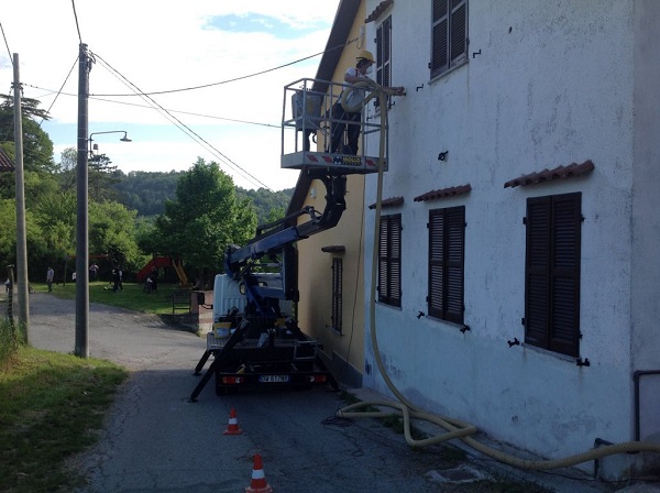 Isolamento casa. Insufflaggio muri perimetrali. Cerrina Monferrato, Alessandria.
