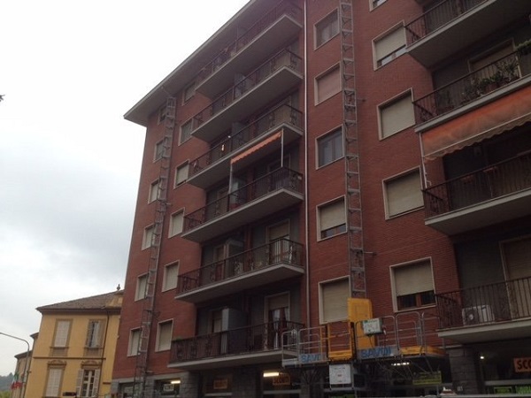 Isolamento condominio. Insufflaggio muri perimetrali. Acqui Terme, Alessandria.