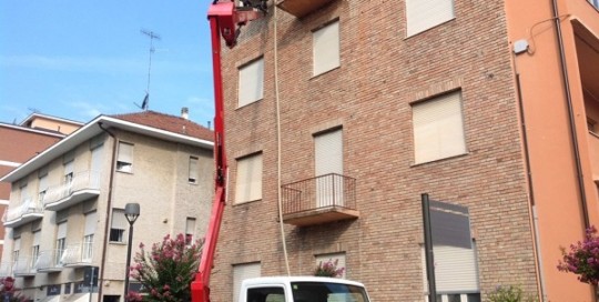 Isolamento condominio. Insufflaggio muri perimetrali. Alba, Cuneo.